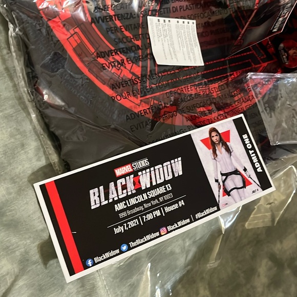 Black Widow bundle: Ticket, 27x40 Movie poster, napsack & button pins Scarlett - Picture 2 of 5